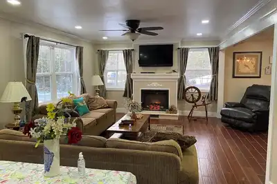 Image de 0. 9 mile to App stadium, fairly newly built house, 5 bedrooms and 4 bathrooms.