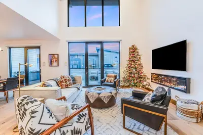 Image de New! Heart of Downtown | 3br, 2ba | Private Hot Tub & Fire Pit