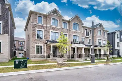 Image de Luxury 4br Oakville Townhome + 3 Free Parking