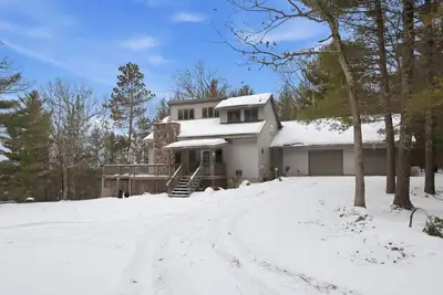 Image de MelDale Riverhouse:  Serene Escape: 10-Guest Riverfront Home + Wfh Office