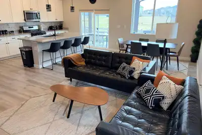 Image de Modern 4-bedroom house in Quiet Brighton, Near Major Highways & Dia