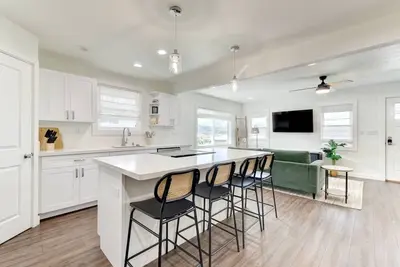 Image de Keolu Hills Haven: Renovated 2/2 & Easy Parking