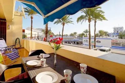 Image de Appartement spacieux avec vue, Wi-Fi et climatisation, Au cœur du port d'Estepona avec vue sur la ma