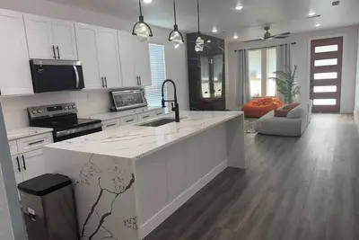 Image de Luxury 4-bedroom Downtown Executive Newly Built Home