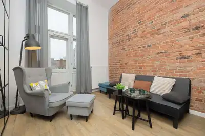 Image de Stylish Apartment with Mezzanine & Balcony 500 m to the Underground Station by Noclegi Renters