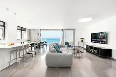 Image de Spacious 4br with Balcony and Seaview