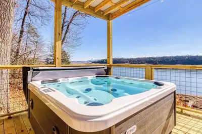 Image de What's Your Hurry- Lake Front, Boat Dock, Game Room, Hot Tub, Wifi!
