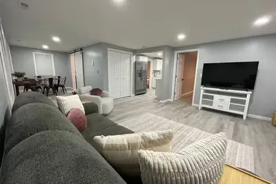 Cheerful Downtown Apt 2bd/1ba