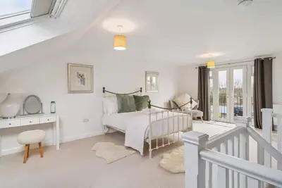 Image de 4-Bedroom Family Home - Central Windsor Location