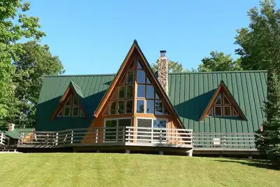 Image de 6-bedroom lodge with private lake and 200 pristine acres of forest.