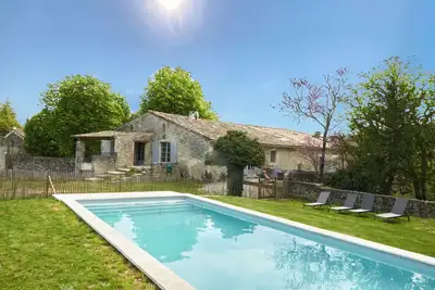 Image de Gîte d'Ardène, logement de vacances en Luberon 8 couchages, piscine privée