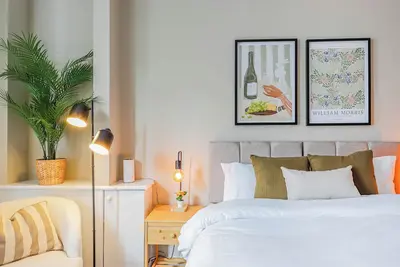 Image de Jimmy Suite | Central 2br • Sleeps 6 • Wi-Fi