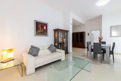 Image de Large 160 sqm apartment, ideal for groups or families up to 6, located on the first floor of a building with an elevator (Not for guests with disabilities). The property is located in a quiet area, yet fully served by all main amenities and well connected