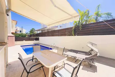 Image de Villa Rena: Sleeps 8 ~ Mins to Beach ~ Private Pool