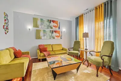 Image de Elegant Retreat: Spacious with Outdoor Fireplace