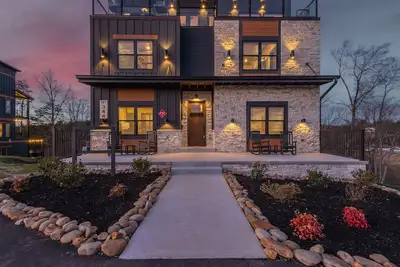 Image de Ultra Luxury-6Bed-Roof Top-Game Rooms-Indoor Pool-Hot Tub-Arcades-Wet Bar-Bunks