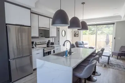 Image de Bridgeview Point South- Designer Home in the Perfect Location with Balcony Views