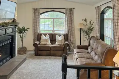 Image de Cozy 2 bedroom home w Fireplace short drive to Upmc and Penn State Altoona