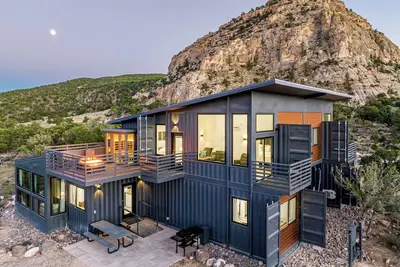 Image de New! Lavish Shipping Container Experience with 3 King Masters & Amazing Views!