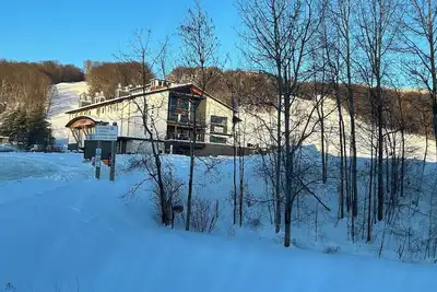 Image de Only at Mt Snow! ! Carinthia Slopeside walk on ski off Cannot get much closer!