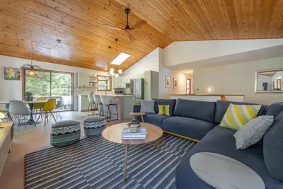 Image de Elegant Colorful Mountain-Home Retreat with 3 bedrooms 3 bathrooms