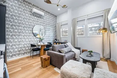 Image de The McCaul | Cozy Queen Suite w/ Laundry, in Dt