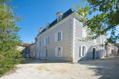 Demeure 13 pers Centre ville de Ruffec