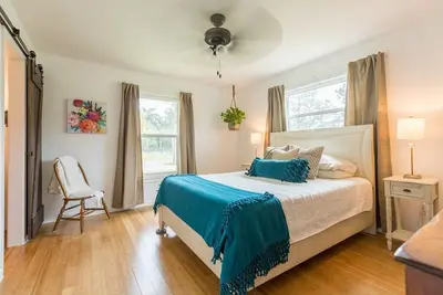 Image de Soak Up Sunny Fl Vibes at this Rad Ranch House