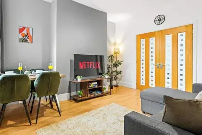 Image de Comfortable 4 Bed Home | Free Parking & Fast WiFi | Excellent Transport Links