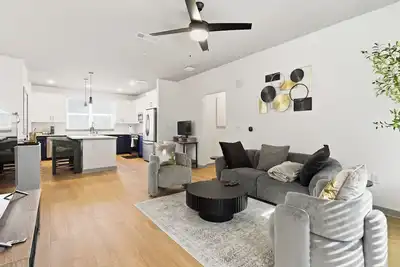 Image de Cozy 2-bedroom unit with private parking