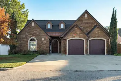 Image de 3-bedroom house in tranquil Granbury with cool Ac breeze