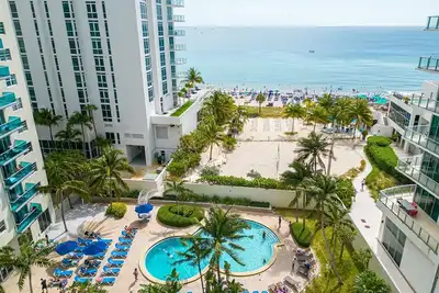 Image de Elegant Beachside Resort-Style Condo in Hollywood