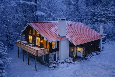 Image de Silver Birch Chalet: 8-bdrm mountainside w hot tub
