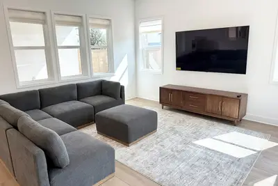 Image de Brilliant 5-bedroom house in vibrant Irvine with High End Amenities and Parks