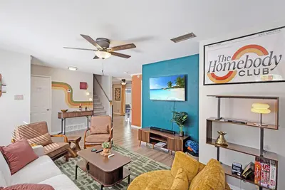 Image de Mid Century Modern Gem / 5 min walk to At&T Stadium / Game Room