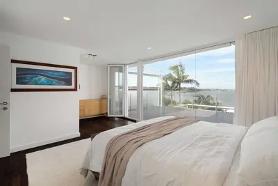 Image de Premium waterfront home with pool & water access