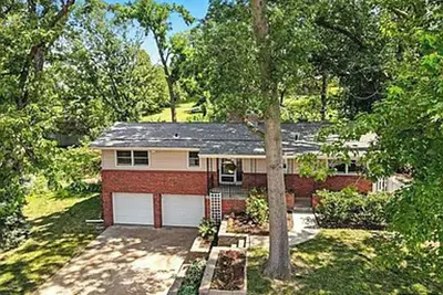 Image de 3 Bedrooms. 2 Levels. 1 House. Much Love!