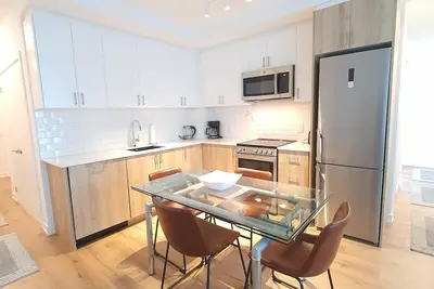 Image de 3 bedroom Modern Condo Bright Great Location + Gym