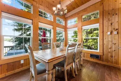 Image de Frederick Payette Lakefront Home with Dock
