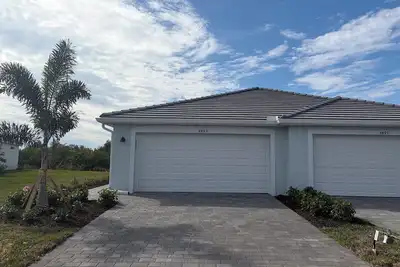 Image de Brand New 2 Bedroom Furnished Villa in Gated Community Near Beaches in Englewood