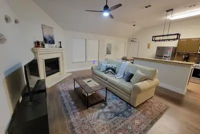 Image de Bright and stylish 3br/2ba home in a quiet Princeton neighborhood.