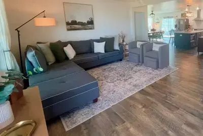 Image de Hearth & Heartland \nFarmhouse-3 private acres\nFamily Friendly