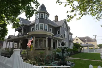 2-bedroom Victorian duplex in peaceful downtown Bluffton