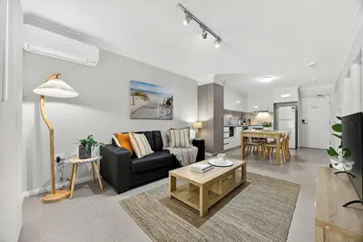 Image de Bright Rockingham 2br with Balcony & Parking