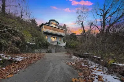 Image de Stylish 3br City Escape Near Downtown & Riverfront