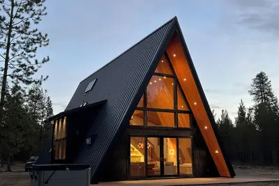 Image de Luxury A-Frame • Fire Pit • Hot Tub • Ev charger • 4 Acres