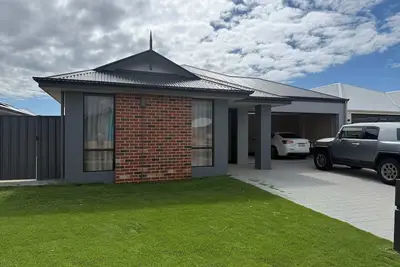 Image de Milbridge Getaway with a bathroom in each room!