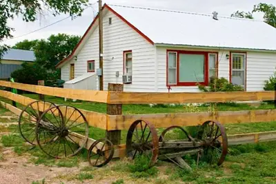 Image de Cozy Cottage Rental for Six on a Working Ranch in Crawford, Nebraska