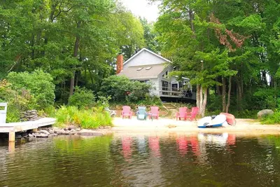 Image de Family-Friendly Cottage on a Lake with a Private Beach for a Weekend Getaway near Wilkes-Barre, Pennsylvania