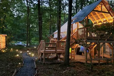 Image de Great Glamping Getaway in North Carolina in this Stunning Elevated Bell Tent in Denton